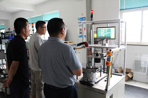 艾普智能儀器—新能源汽車電機(jī)測試設(shè)備驗(yàn)收現(xiàn)場 艾普智能儀器—新能源汽車電機(jī)測試設(shè)備驗(yàn)收現(xiàn)場